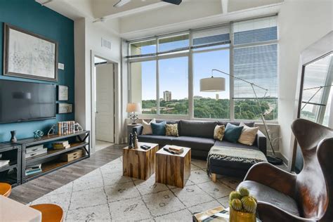 downtown atlanta high rise apartments.